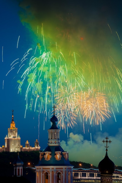 Fuochi d'artificio sul monastero di Sant'Andrea di fronte all'Università statale di Mosca dal ponte di osservazione dell'Accademia russa delle scienze.