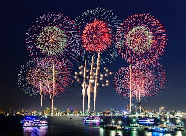 Fuochi d&#39;artificio sul paesaggio urbano vicino alla spiaggia e al mare per festeggiare il Capodanno e le vacanze speciali