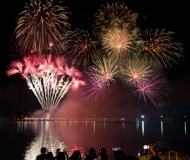 Fuochi d&#39;artificio sulla spiaggia del fiume, lago o oceano di notte per la celebrazione