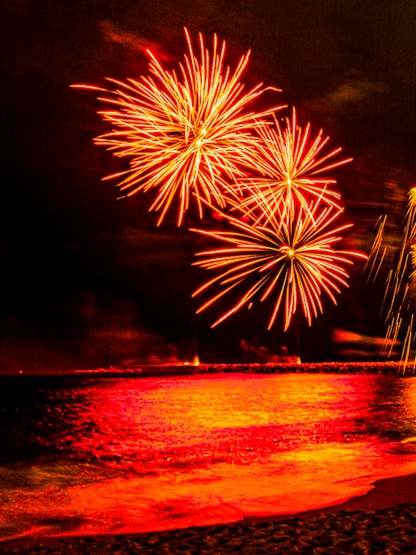 Fuochi d'artificio sulla spiaggia di Barcellona.