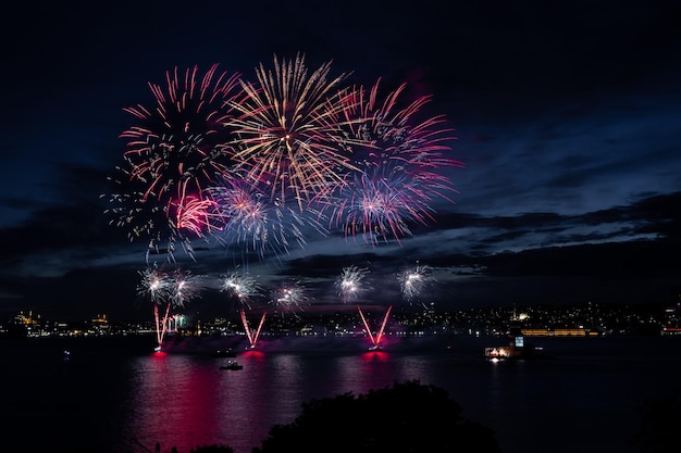 Fuochi d'artificio sullo stretto del Bosforo Istanbul Turchia