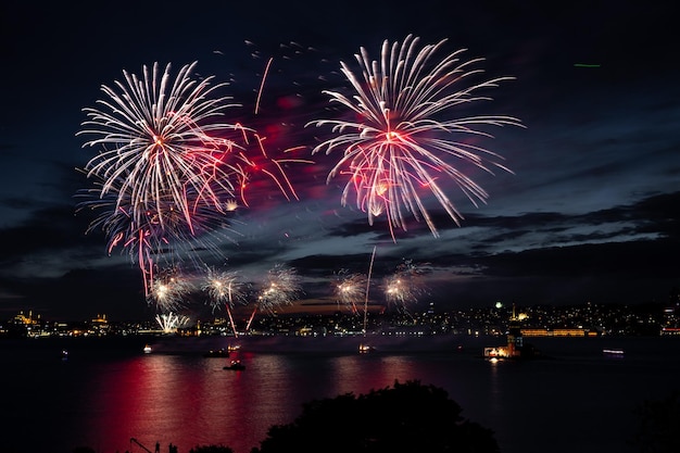 Fuochi d'artificio sullo stretto del Bosforo Istanbul Turchia