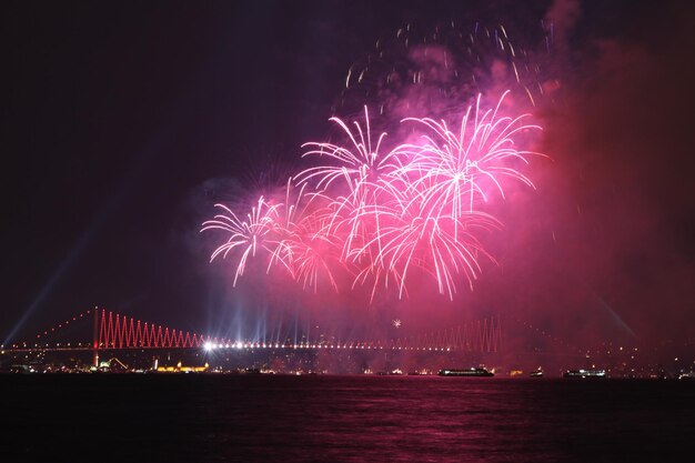 Fuochi d'artificio sullo stretto del Bosforo Istanbul
