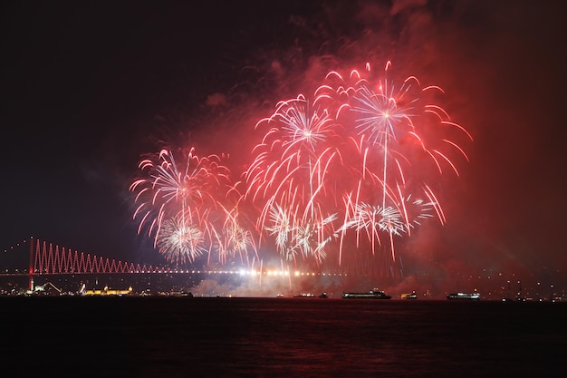 Fuochi d'artificio sullo stretto del Bosforo