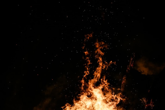 Fuoco a terra per belle carni gaucho con carboni ardenti