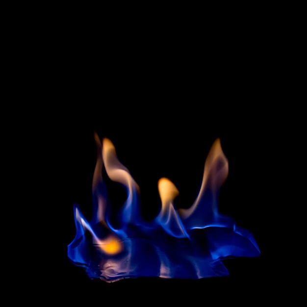 fuoco blu caldo su sfondo nero
