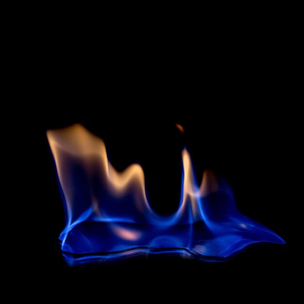 fuoco blu caldo su sfondo nero