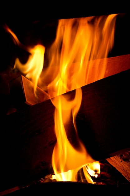 Fuoco con tavola di legno