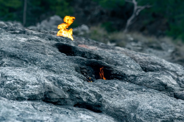 Fuoco costantemente acceso nel luogo di un'emissione di gas naturale sul Monte Chimera (Yanartas) in Turchia