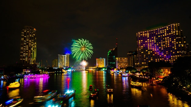 Fuoco d&#39;artificio sul fiume, Bangkok Tailandia.