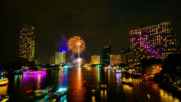 Fuoco d&#39;artificio sul fiume, Bangkok Tailandia.