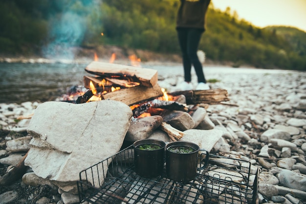 Fuoco da campo sulla riva del fiume nei Carpazi