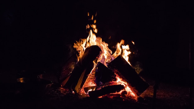 Fuoco di accampamento incandescente nel