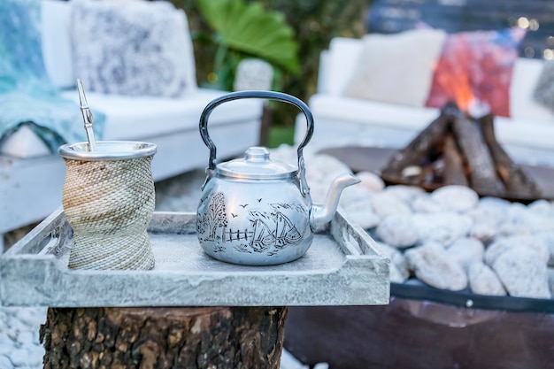 Fuoco di legna e pietre con panchine in giardino