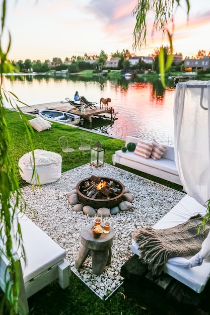 Fuoco di legna e pietre con panchine in giardino