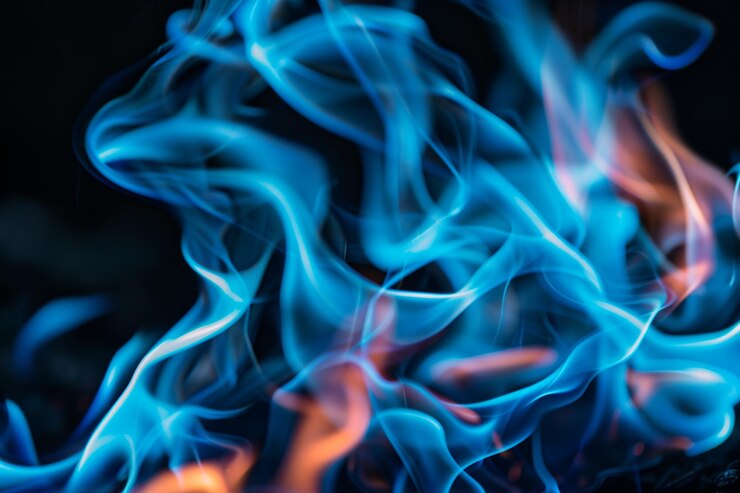 Foto fuoco fiamme blu isolato su sfondo nero