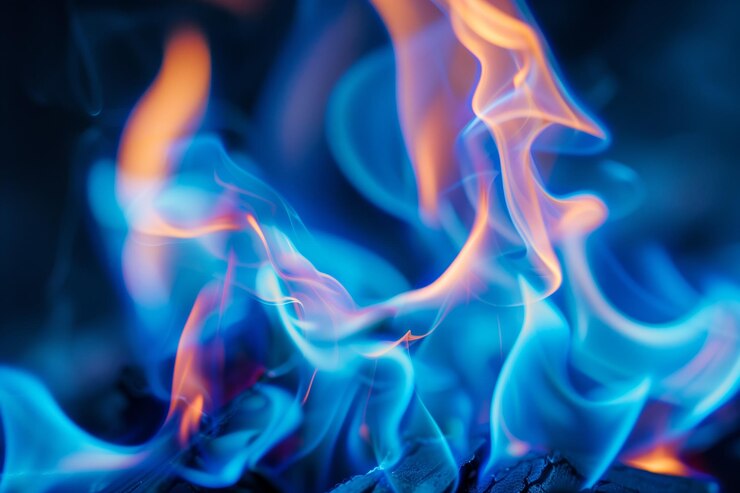 Foto fuoco fiamme blu isolato su sfondo nero