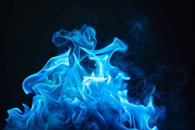 Foto fuoco fiamme blu isolato su sfondo nero