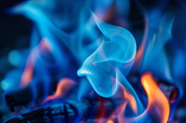 Foto fuoco fiamme blu isolato su sfondo nero