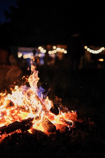 Fuoco nella natura bokeh dal fuoco. sfondi sfocati.