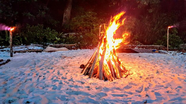 Fuoco notturno d'inverno