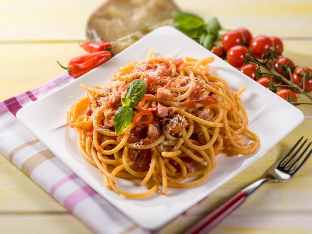 Fuoco selettivo di spaghetti all'amatriciana