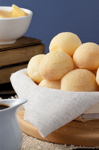 Fuoco selettivo sullo spuntino del pane al formaggio, cibo brasiliano.