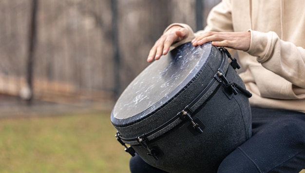 Fuori un uomo suona il djembe