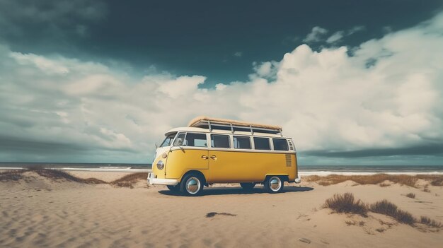 Furgone d'epoca sulla spiaggia con cielo nuvoloso