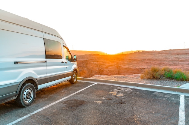 Furgone turistico parcheggiato al tramonto a Page Arizona