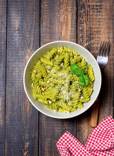 Fusilli al pesto formaggio e noci Alimentazione sana Cucina vegetariana Cucina italiana