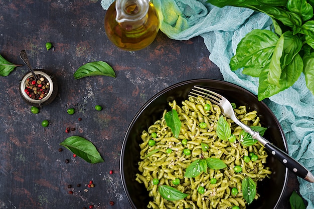 Fusilli al pesto, piselli e basilico. Cibo italiano. Vista dall'alto. Disteso.