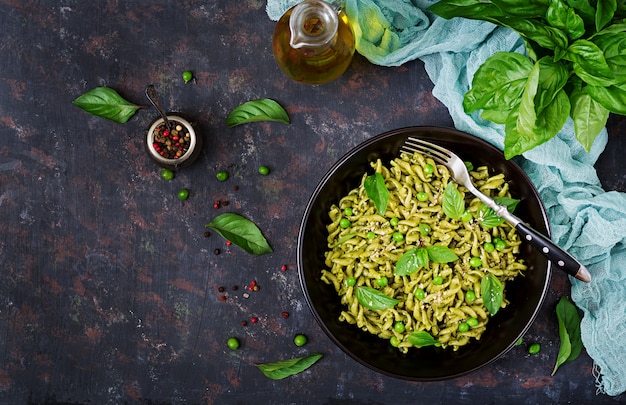 Fusilli al pesto, piselli e basilico.