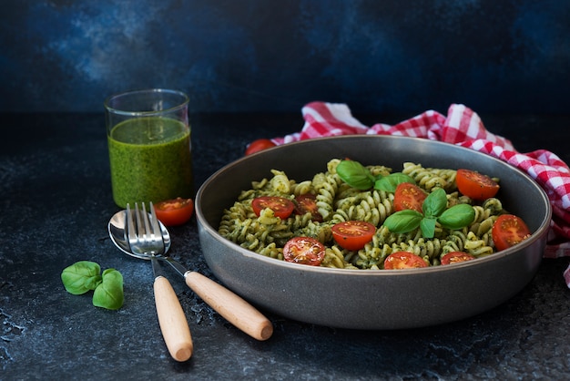 Fusilli al pesto verde