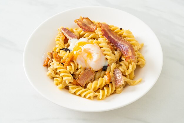 fusilli alla carbonara pancetta piccante - Italian food style