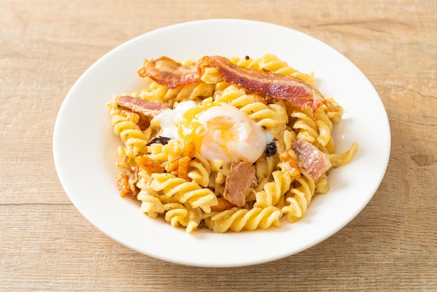 fusilli alla carbonara pancetta piccante - Italian food style