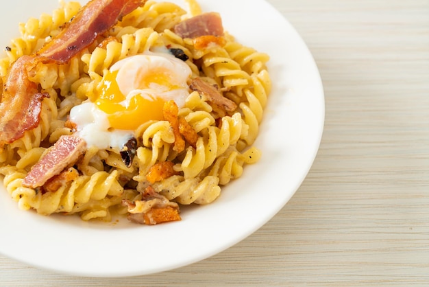 Fusilli alla carbonara pancetta piccante - Italian food style