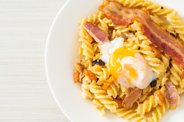 fusilli alla carbonara pancetta piccante - Italian food style