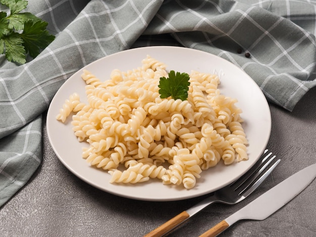 Fusilli bolliti decorati con verde in un caffè