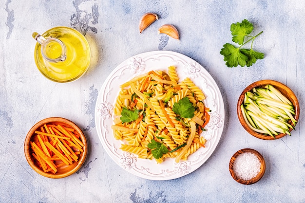 Fusilli con calamari, zucchine e carote