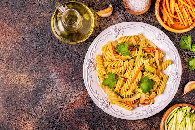 Fusilli con calamari, zucchine e carote