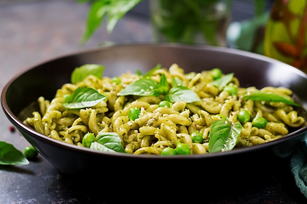 Fusilli con pesto, piselli e basilico. Cibo italiano.