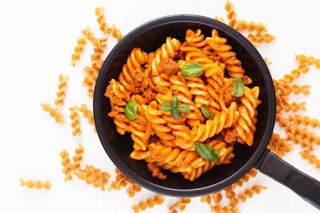 Fusilli con salse alla bolognese nella padella di ferro nero