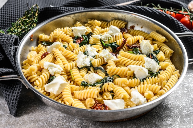 Fusilli con spinaci e ricotta in padella