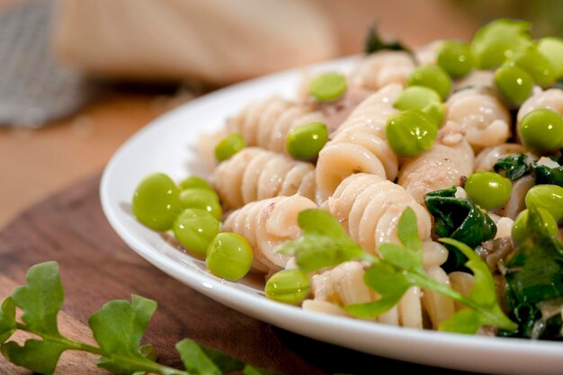 Fusilli con spinaci erbette pesce formaggio e piselli