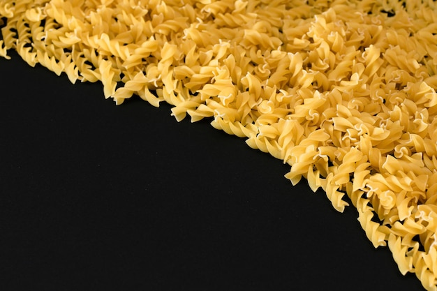 Fusilli crudi con copia spazio