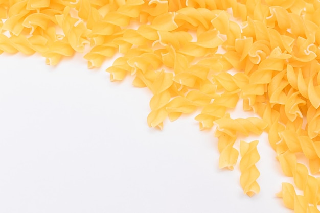 Fusilli crudi con copia spazio