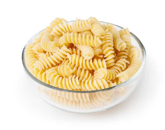 Fusilli crudi in ciotola di vetro isolata su sfondo bianco con tracciato di ritaglio