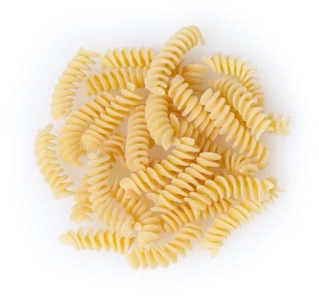 Fusilli crudi isolati su sfondo bianco con tracciato di ritaglio