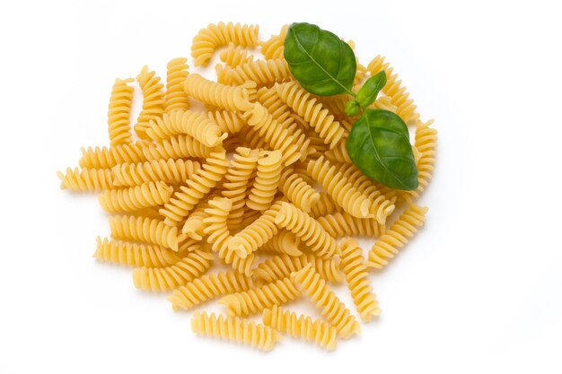 Fusilli crudi pasta isolato sfondo bianco.